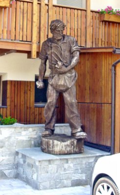 8. Najdete zde spoustu řezbářských obchodů, a dřevěných soch. Socha sedláka v CorvařeKurfaru